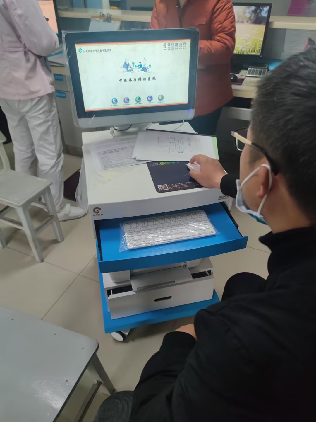 山東國(guó)康超聲波骨密度測(cè)試儀廠家與湖北十堰房縣中醫(yī)院合作 山東國(guó)康超聲波骨密度測(cè)試儀廠家與湖北十堰房縣中醫(yī)院合作